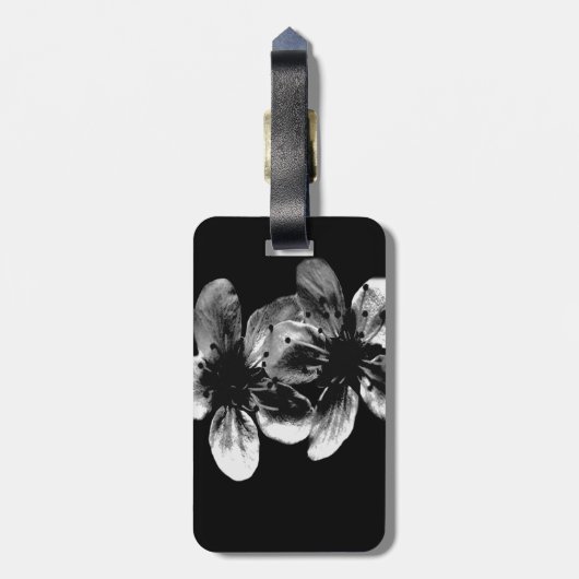 Eleganz im Kontrast: Weiße Blüten auf schwarz Gepäckanhänger (Rückseite vertikal)