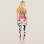 Eleganz in Blüten: Florale Harmonie gedruckt Capri Leggings (Rückseite)