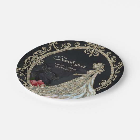 Eleganz in Gold und Schwarz. Pappteller (Schrägansicht)