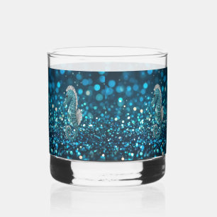 Eleganz in Motion: Aqua Seepferd über Aqua Bokeh Whiskyglas
