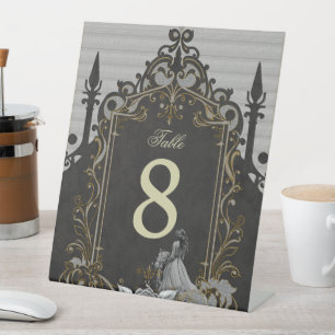 Eleganz in Silber und Schwarz. Sockelschild