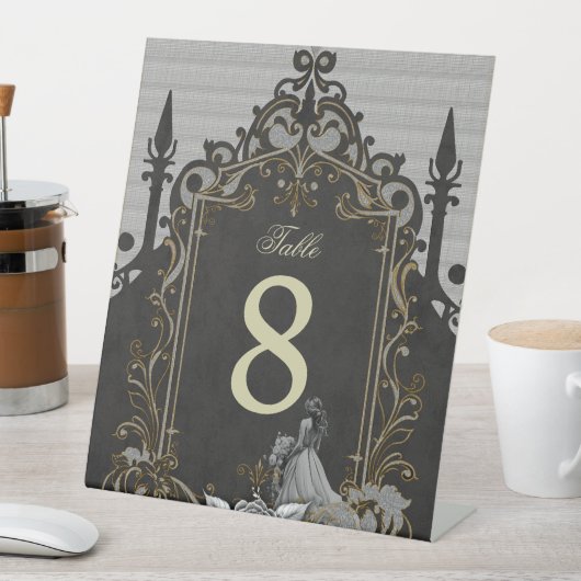 Eleganz in Silber und Schwarz. Sockelschild (In Situ)