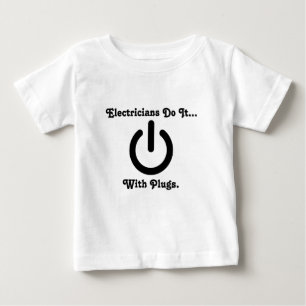 Elektriker machen es... mit Steckern. Baby T-shirt