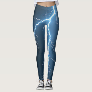 Elektrisch-blaue Blitzschrauben auf einer dunkelgr Leggings
