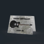 Elektrische Gitarre zum Geburtstag Karte<br><div class="desc">Schwarze E-Gitarre auf metallischem Hintergrund mit bearbeitbarem Geburtstagstext. Im Inneren steht,  dass Sie härter als je zuvor rocken. Silbergitarre auf der Rückseite.</div>