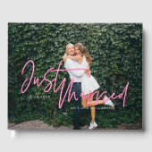 Elektrische Liebe Neon Pink Nur verheiratet Foto Gästebuch (Vorderseite)