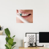 Elektrische Zahnbürste. Diese Geräte haben einen M Poster (Heimbüro)