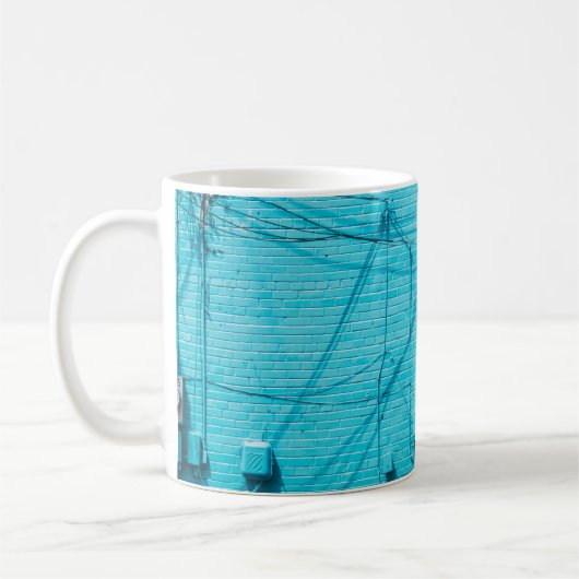 ELEKTRISCHER METER AUF DER BLAUE BRICK WALL KAFFEETASSE (Links)