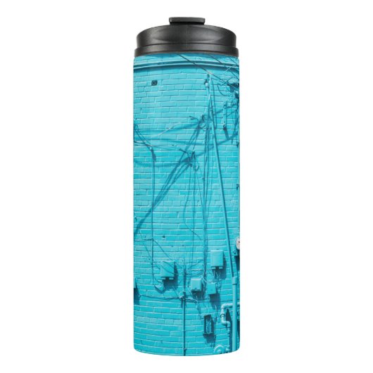 ELEKTRISCHER METER AUF DER BLAUE BRICK WALL THERMOSBECHER (Vorderseite)