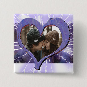 Elektrisches lila Herz verbindet Foto Button