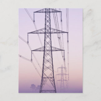 Elektrizitätspylonen in Nebel bei Morgendämmerung. Postkarte