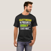 Elektro in der Entwicklung Bitte warten Sie, künft T-Shirt (Vorne ganz)