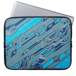 Elektronische Leiterplatte nah Laptopschutzhülle