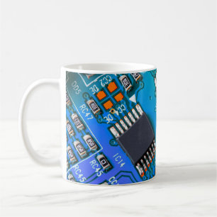 Elektronische Leiterplatte Nahaufnahme. Hintergrun Kaffeetasse