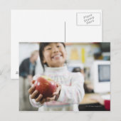 Elementarschülerin, die einen Apfel in der Hand hä Postkarte (Vorne/Hinten)