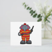 Elephant als Feuerwehrmann mit Schlauch Postkarte (Stehend Vorderseite)