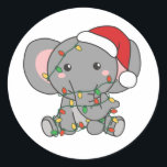 Elephant Christmas Winter Animals Elephants Klasse Runder Aufkleber<br><div class="desc">Der Elefant zu Weihnachten mit Feenlicht. Hübsche Tiere mit Geschenken und Schnee für den Urlaub. Ein süßes Weihnachtsgrüßen. Elefanten sind niedliche Tiere und perfekt zu Weihnachten.</div>
