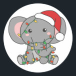 Elephant Christmas Winter Animals Elephants Klasse Runder Aufkleber<br><div class="desc">Der Elefant zu Weihnachten mit Feenlicht. Hübsche Tiere mit Geschenken und Schnee für den Urlaub. Ein süßes Weihnachtsgrüßen. Elefanten sind niedliche Tiere und perfekt zu Weihnachten.</div>