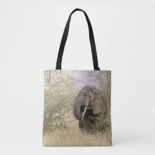 ELEPHANT, DER VON EINEM BAUM ESSEN WIRD TASCHE