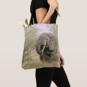 ELEPHANT, DER VON EINEM BAUM ESSEN WIRD TASCHE (Von Nahem)