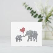 Elephant Hugs Gray Mama and Baby with Red Heart Postkarte (Stehend Vorderseite)