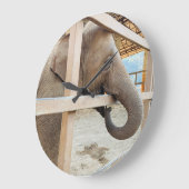 Elephant Sanctuary Große Wanduhr (Winkel)