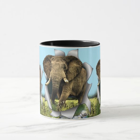 Elephant Stepping Through Paper Tasse (Zentrum)