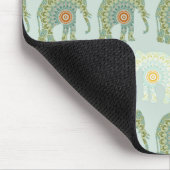 Elephant und Mandala in Light Green Mousepad (Ecke)