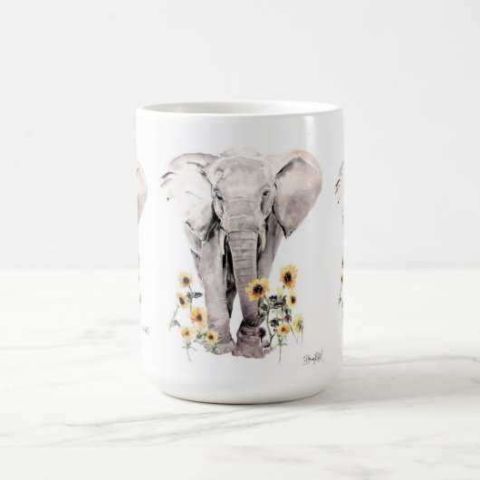 Elephant walking in the middle of sunflowers kaffeetasse (Mittel)