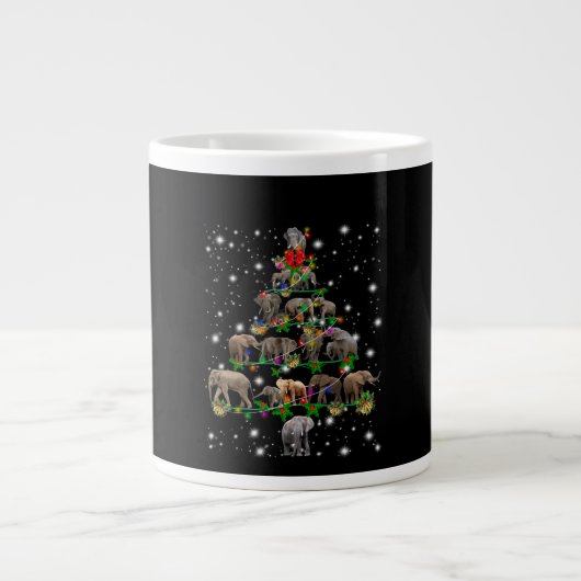 Elephant Weihnachtsbaum bedeckt durch Blitzlicht Jumbo-Tasse (Vorderseite)