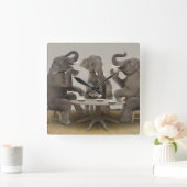 Elephants having tea party quadratische wanduhr (Zuhause)