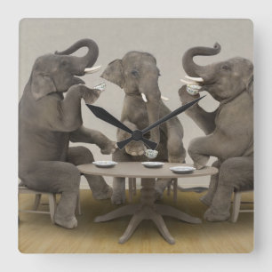 Elephants having tea party quadratische wanduhr