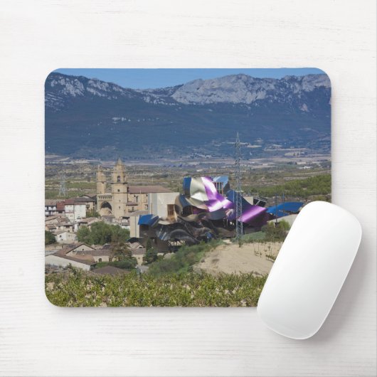Elevated town view and Hotel Marques de Riscal Mousepad (Mit Mouse)