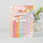 Eleven ist ein Vibe Daisy Rainbow Groovy Birthday Einladung (Stehend Vorderseite)