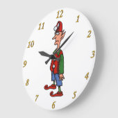 Elf auf die weiße Wanduhr aufmerksam (Winkel)