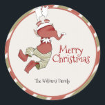 Elf Christmas-Geschenk-Tag-Sticker Runder Aufkleber<br><div class="desc">Elf Weihnachtsgeschenk Tag Sticker - Dieser kleine Elf ist für den großen Weihnachtsspass gewartet. Whimsikale Wasserfarben und saisonale Typografie ergänzen das Design. Personalisieren Sie dieses niedliche elf Design mit Ihren Details einfach und schnell. Drücken Sie die Schaltfläche Anpassen, um den Stil und die Position des Textes weiter zu verändern und...</div>