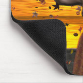 Elf in sinkenden Blätter gegen einen Sonnenunterga Mousepad (Ecke)