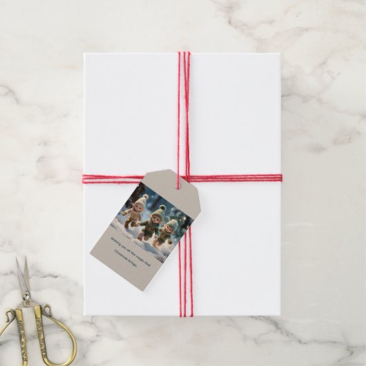 Elf Kids Running in the Snow Custom Text Geschenkanhänger (Mit Garn)