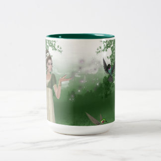 Elf Magic auf Grasfeld mit Hummingvögeln Zweifarbige Tasse