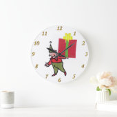 Elf mit einer Wanduhr mit roter Box (Zuhause)
