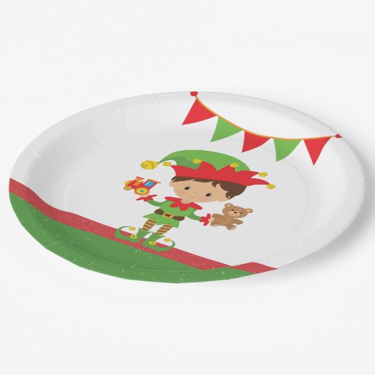 Elf mit Geschenken und weißem Hintergrund Pappteller (Schrägansicht)