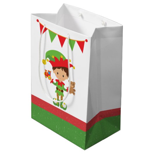 Elf mit Geschenken und weißem Hintergrund Wrapping Mittlere Geschenktüte (Rückseite Schrägansicht)