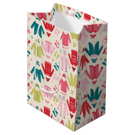 Elf-Muster für farbenfrohe Mäntel und Schuhe Mittlere Geschenktüte (Vorderseite Schrägansicht)