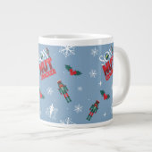 Elf "Sohn eines Nutcrackers" Wintermuster Jumbo-Tasse (Vorderseite Rechts)