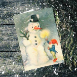 Elf und Snowman Vintage Weihnachtskarte Feiertagskarte<br><div class="desc">Hier ist eine Weihnachtskarte aus der niedlichen Viktorianischen Ära mit dem Bild einer Elfe des Weihnachtsmanns, die eine beleuchtete Kerze aufhält, um einen Schneemann zu sehen. Vergnügen Sie sich, die Ferien auf die altmodische Art zu feiern! Passen Sie die innere Nachricht einfach an, um Ihren Geschmack Anzug, oder verlassen, wie...</div>