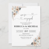Elfenbein und Blauer Boho Floral Wir sind verlobt Einladung (Vorderseite)