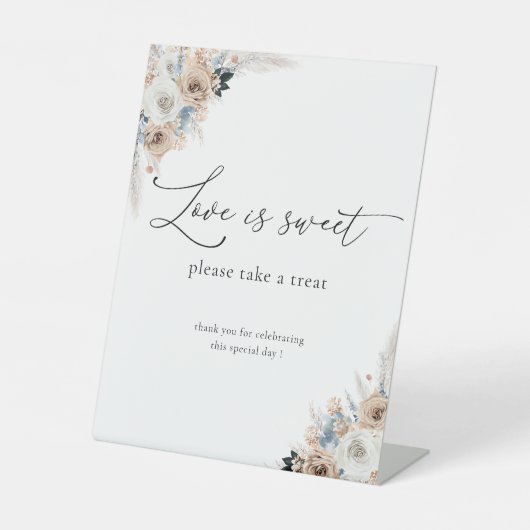 Elfenbeinblume und blauer Boho Liebe ist süßes Zei Sockelschild (Vorderseite)