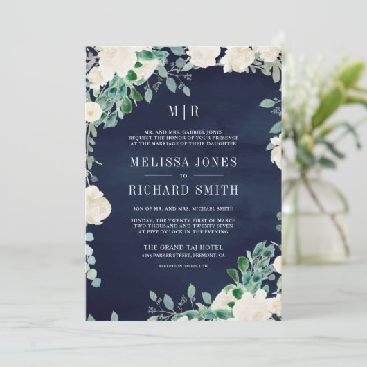 Elfenbeinblumengrün-Blätter in einer Marinehochzei Einladung (Stehend Vorderseite)