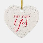 Elfenbeinkalligrafie Sie sagte ja Diamond Verlobun Keramik Ornament (Vorne)