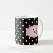 Elfenbeinpolka Dots auf Schwarz-Rosa-Oval-Monogram Kaffeetasse (VorderseiteRechts)